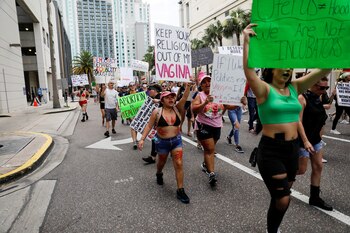 Activistas a favor del acceso al aborto se han manifestado de manera constante a lo largo del país en las últimas semanas