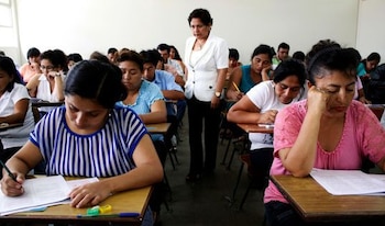 Poseer título de profesor o