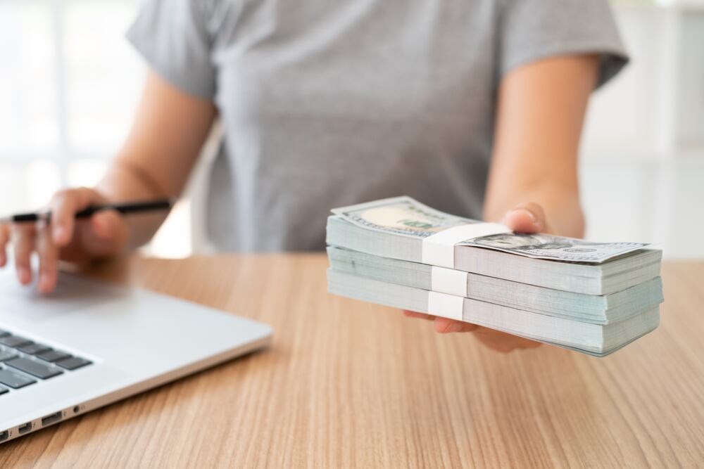 Los bancos finalizaron noviembre con un mayor nivel de dólares depositados por el sector privado (Shutterstock)