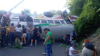 El Salvador: Accidente de bus en la carretera a Comasagua deja varios heridos y obliga al cierre de la vía
