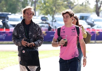 Aníbal y Franco Colapinto caminan