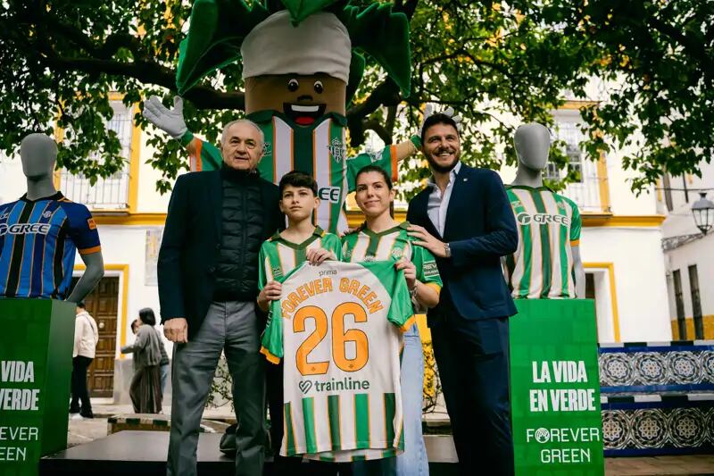 Rafael Gordillo y Joaquín Sánchez, en la presentación de la nueva camiseta del Betis hecha con naranjas (Real Betis)