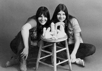 Cynthia junto a una de sus colaboradoras y algunas de sus obras de arte