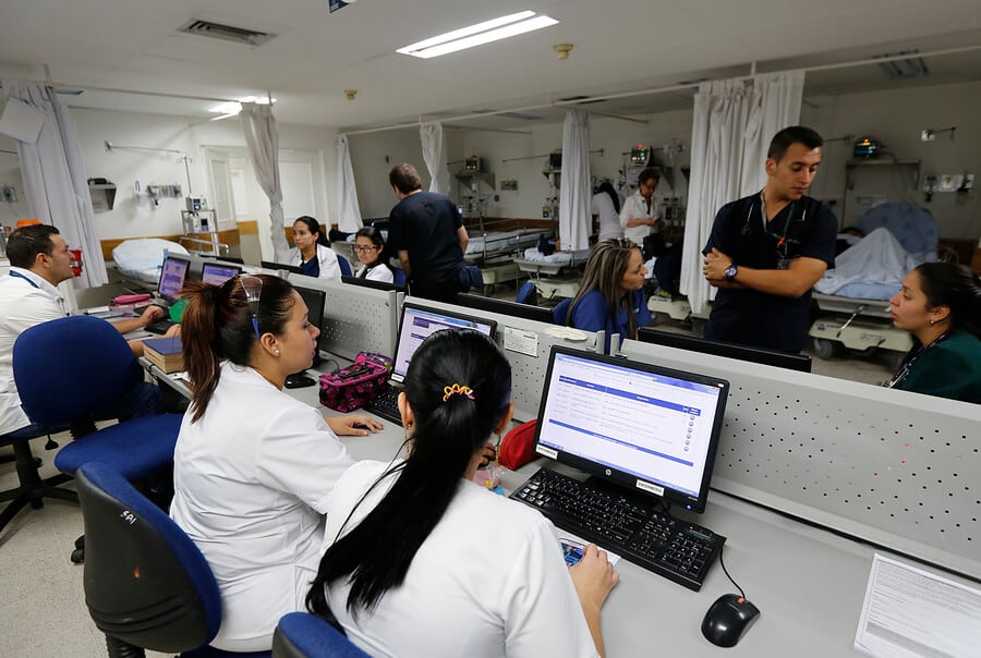La red hospitalaria de Medellín enfrenta presión por deudas, trabas en la contratación de la Nueva EPS y la llegada de pacientes de otros municipios de Antioquia - crédito Colprensa/El Colombiano