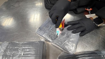 Durante la inspección se localizaron 20 paquetes con cocaína, 19.7 KG equivalentes a 197.020 dosis.