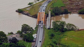 El puente Bailey del río