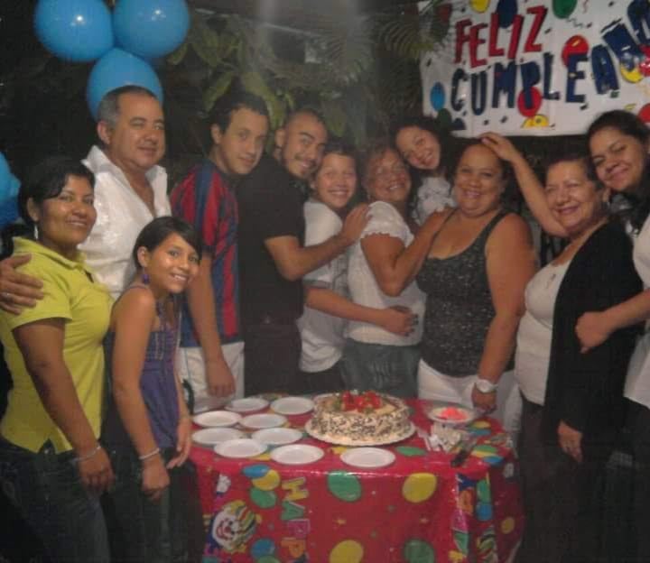 Si la familia del dramaturgo Rubén Darío López fuera un postre, sería una torta genovesa, esa que en Bogotá conocen como torta de tres leches. Esa imagen, mitad ternura y mitad dolor, fue el punto de partida de la obra Torta Genovesa