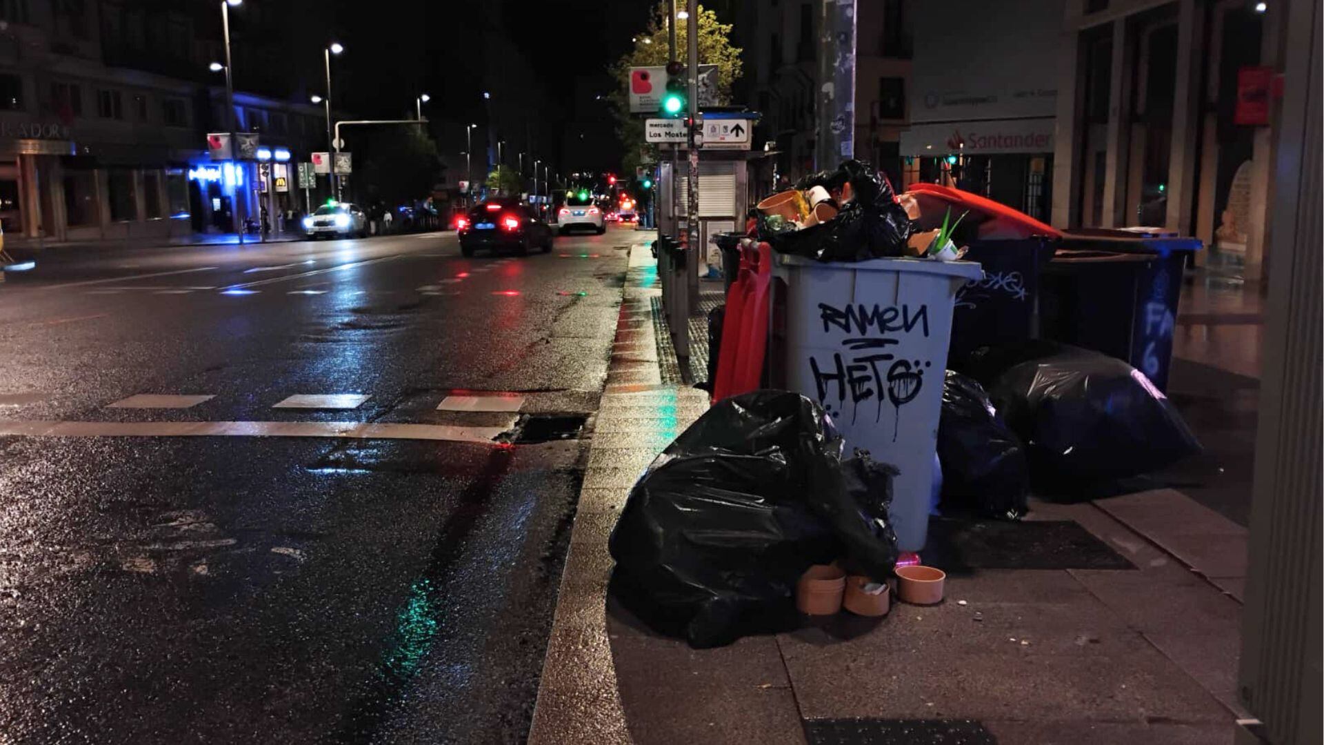 Primera noche de huelga de basuras en Madrid (Fede Sáenz Martínez)