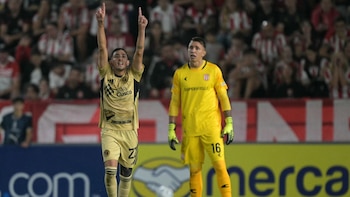 Lucas Colitto celebrando delante de Fernando Muslera. - Crédito: AFP