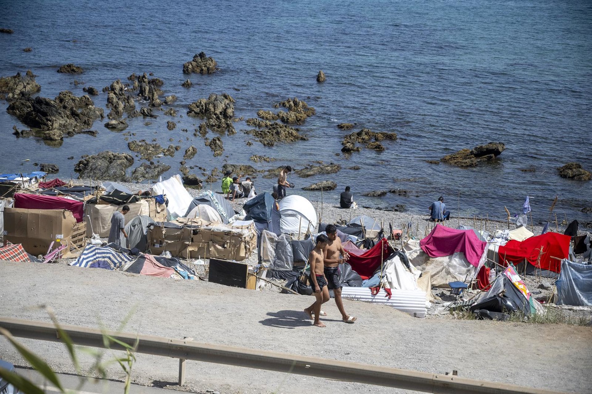 31/08/2026 Varios inmigrantes acampados en una playa, a 31 de agosto de 2026, en Ceuta (España). Ceuta sigue afrontando una grave crisis humanitaria después de la histórica entrada masiva de más de 70.000 migrantes a nado por el Tarajal durante los días 30 y 31 del pasado mes de julio. Aunque actualmente el despliegue policial y el refuerzo de la frontera por parte de las autoridades marroquíes han conseguido frenar las entradas, la ciudad autónoma sigue enfrentando una grave crisis humanitaria, sanitaria y de seguridad.
POLITICA
Marcos Moreno - Europa Press