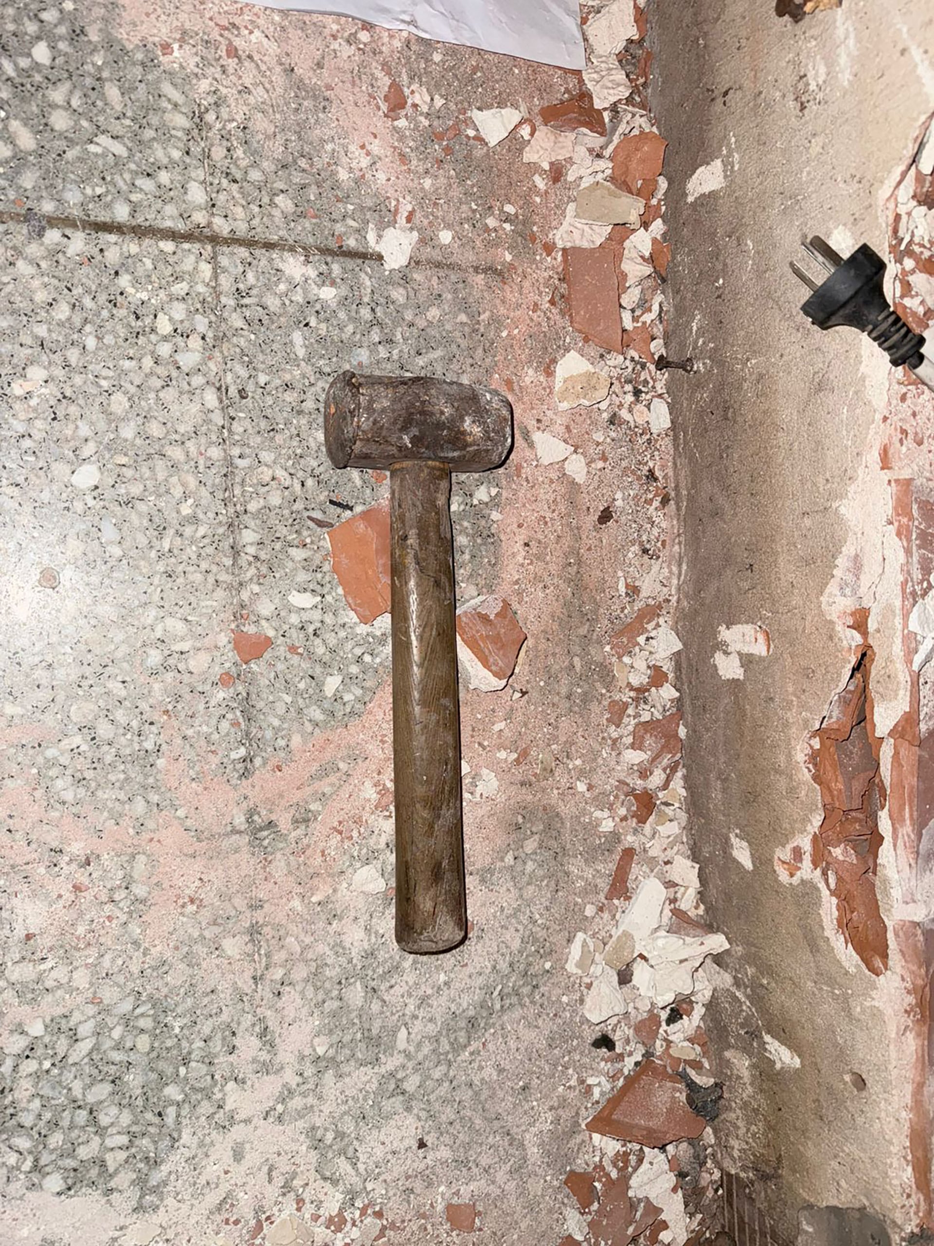 Esta maza fue encontrada en el lugar del intento de robo al local de lotería en Recoleta, donde la Policía de la Ciudad detuvo a tres boqueteros.