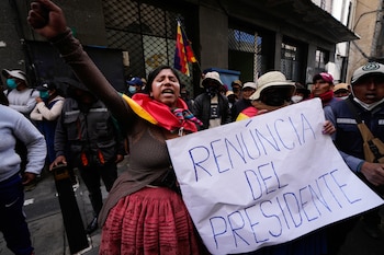 Una manifestante contraria al gobierno sostiene un cartel con la frase "Renuncia del presidente", en La Paz, Bolivia. (AP Foto/Juan Karita)