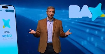 Jorge Macri presenta la plataforma digital BAX en un evento público, mostrando su interfaz en una pantalla gigante.