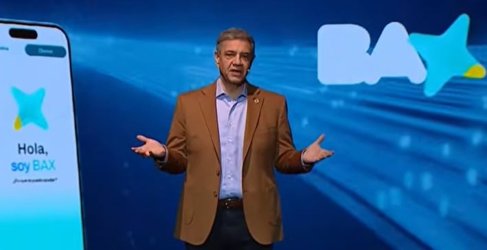 Jorge Macri presentó la plataforma de inteligencia artificial BAX en un evento público, mostrando su interfaz en una pantalla gigante. (Captura de video)