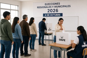 Personas hacen fila y depositan su voto en ánforas de la ONPE dentro de un salón de clases.