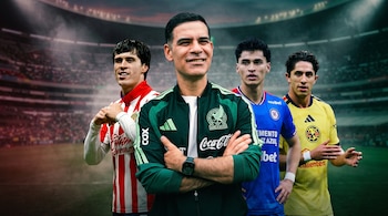 Rafael Márquez con la sudadera verde de la Selección Mexicana al centro, flanqueado por tres futbolistas en un estadio de fútbol.