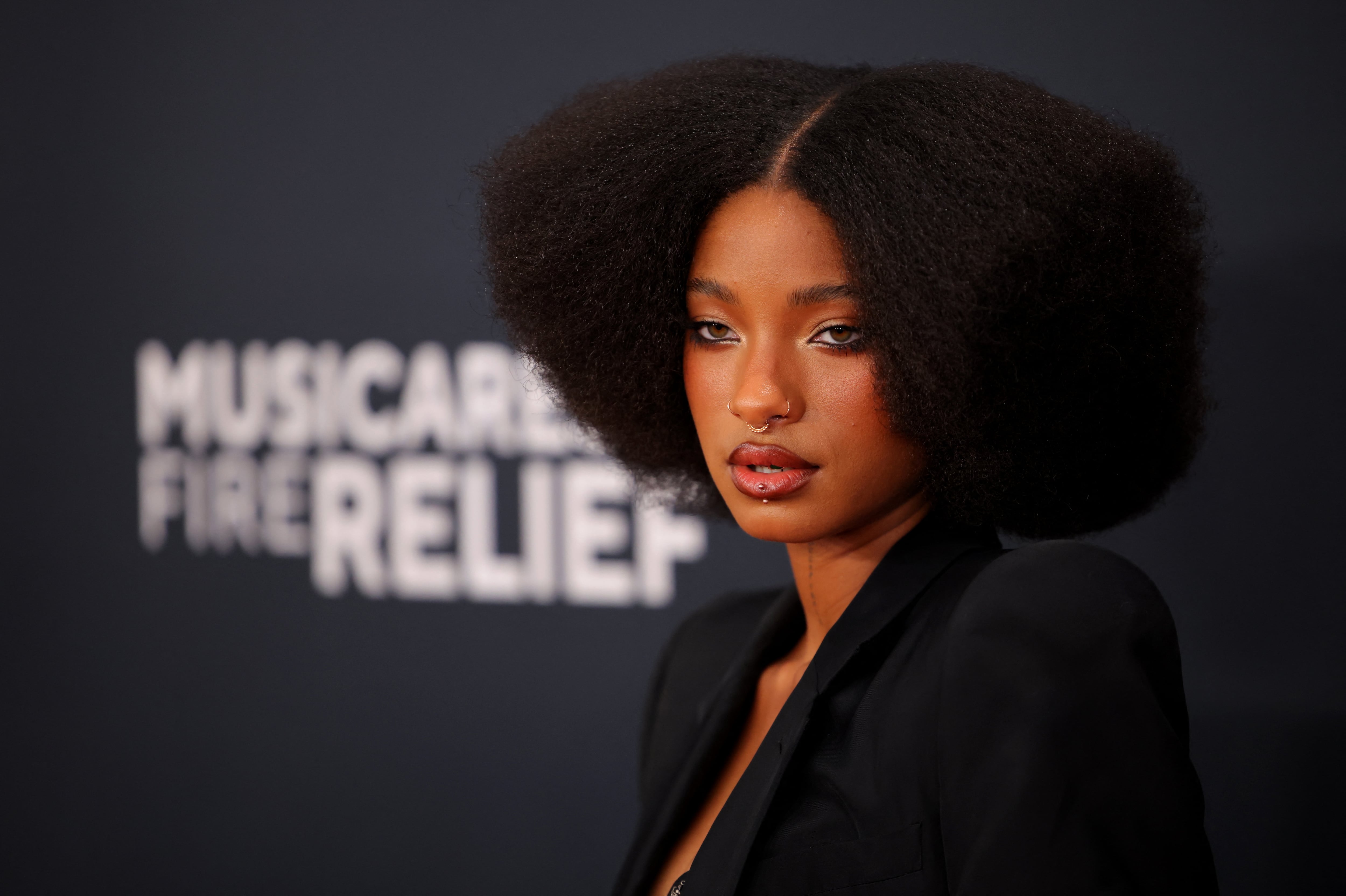 Willow Smith tocó diversos instrumentos en su disco PETAL rocks BLACK para superar sus inseguridades como música (REUTERS/Daniel Cole)