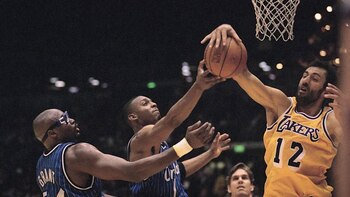 Vlade Divac en acción con