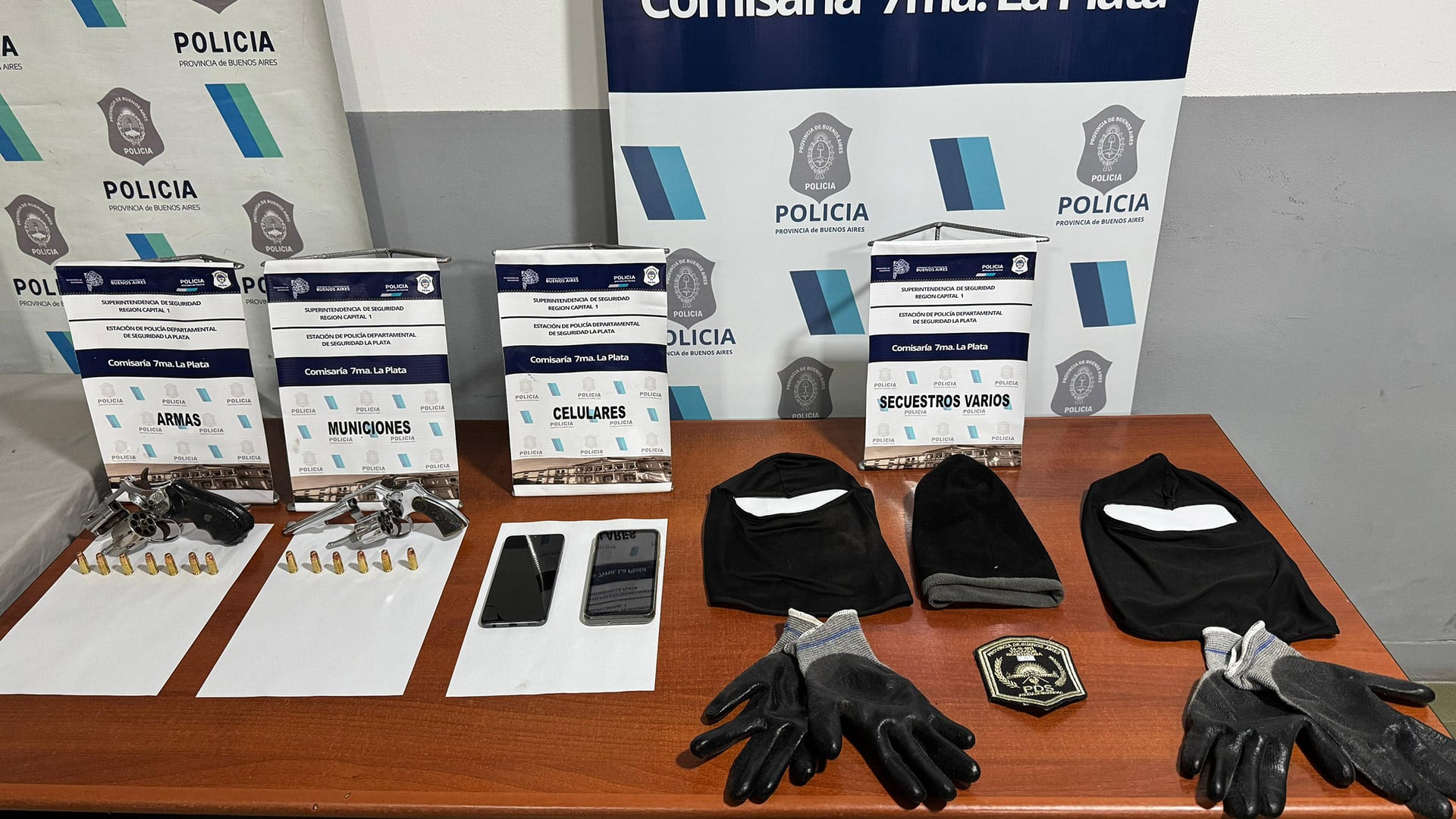 Guantes, pasamontañas y armas, entre otras cosas secuestradas