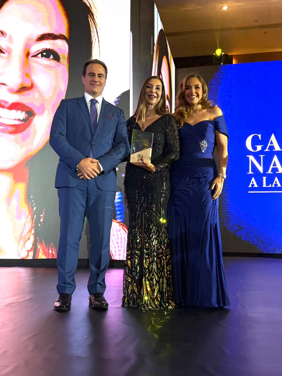 Ingrid Carolina Juárez Brenner recibió la distinción de Mujer Exportadora 2026 por su trayectoria en el comercio de plantas ornamentales. (Agexport)