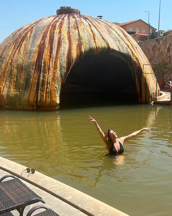 La actriz en las Termas