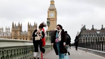 Las personas luchan con el