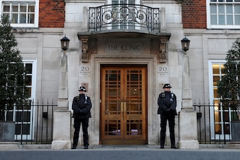 Agentes de policía permanecen apostados frente a la Clínica de Londres, donde Catalina, princesa de Gales, está hospitalizada para someterse a una cirugía abdominal, en Londres, Gran Bretaña, el 18 de enero de 2024. (REUTERS/Hannah McKay)
