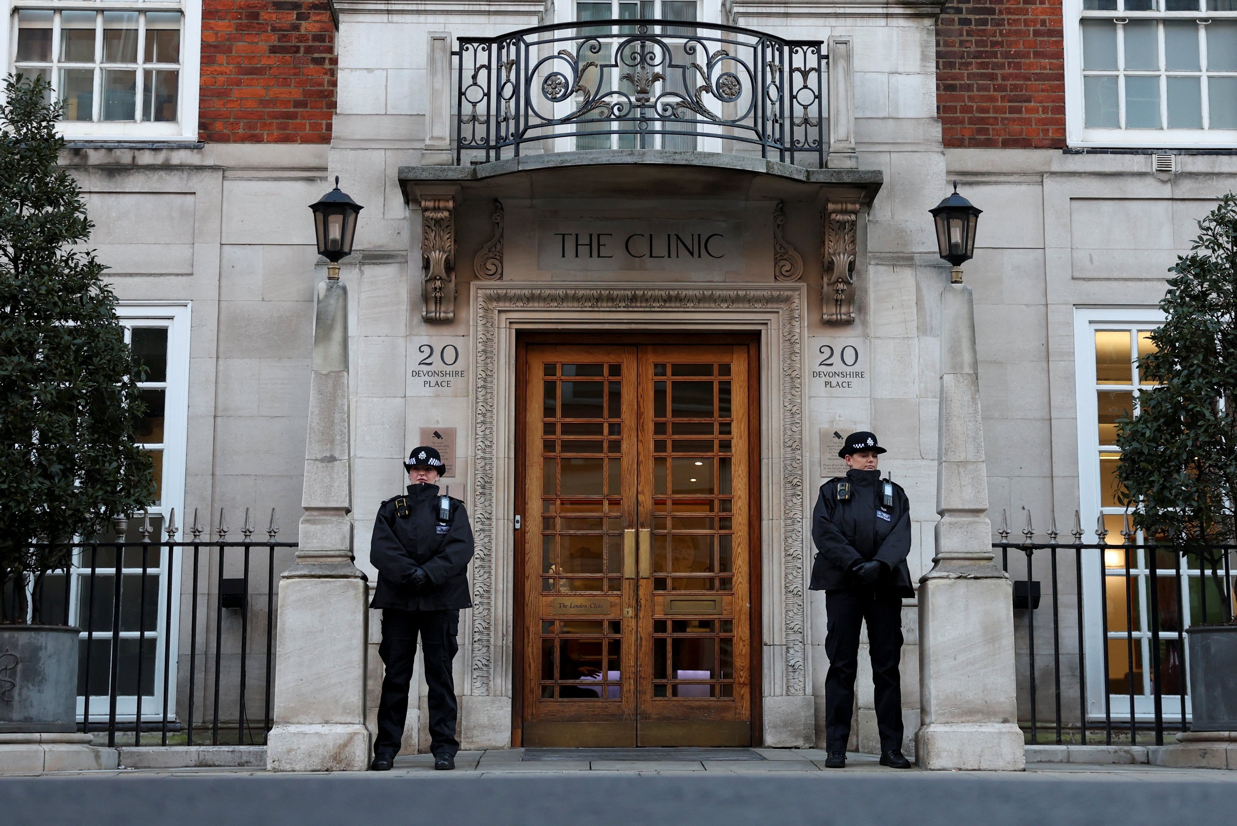 Agentes de policía permanecen apostados frente a la Clínica de Londres, donde Catalina, princesa de Gales, está hospitalizada para someterse a una cirugía abdominal, en Londres, Gran Bretaña, el 18 de enero de 2024. (REUTERS/Hannah McKay)