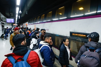 Viajeros cogen un tren en