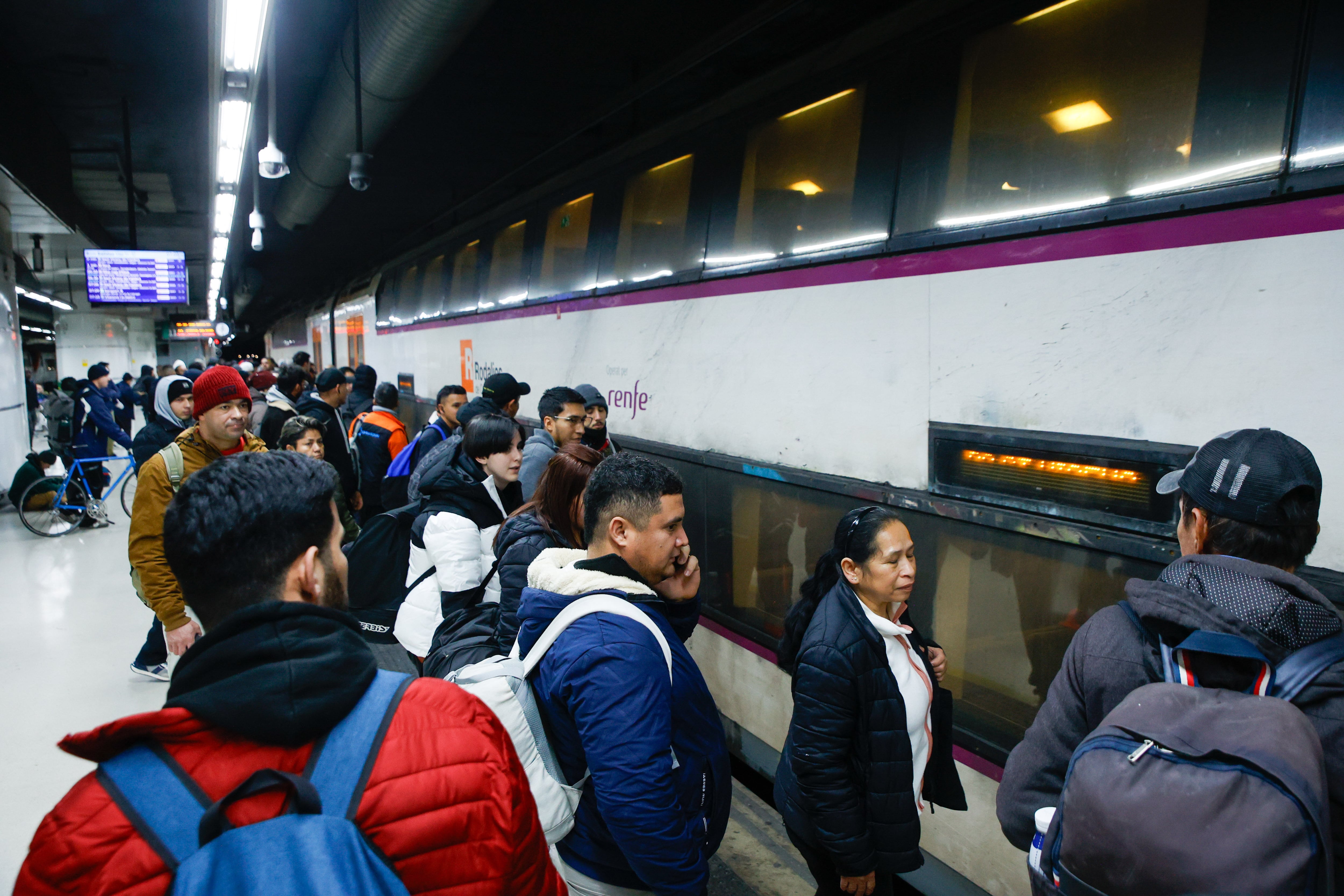 Viajeros cogen un tren en la Estación de Sants, a 26 de enero de 2026, en Barcelona, Catalunya (España). (Kike Rincón/Europa Press)