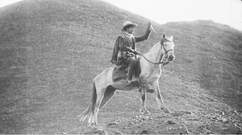 Rodeado por fuerzas del orden,