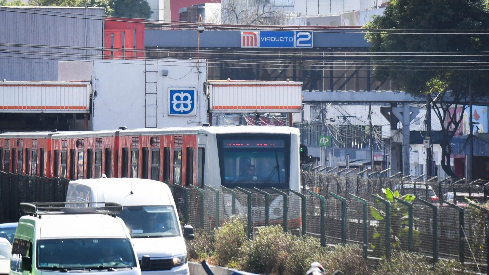 La estación Viaducto de la Línea 2 del Metro CDMX reabrió este viernes para el ascenso y descenso de pasajeros, luego de permanecer fuera de servicio desde el 29 de mayo por los trabajos de rehabilitación integral de Calzada de Tlalpan. Los trenes ya circulan de Tasqueña a Cuatro Caminos en ambos sentidos, aunque cinco estaciones permanecen cerradas. (FOTO: MARIO JASSO/CUARTOSCURO.COM)