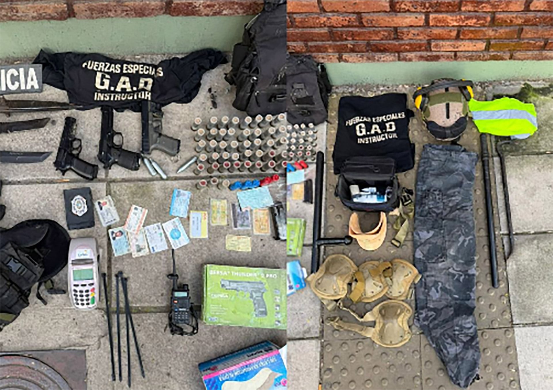 Los agentes encontraron réplicas de armas y de credenciales, decenas de municiones, prendas policiales y un chaleco antibalas en el interior del auto