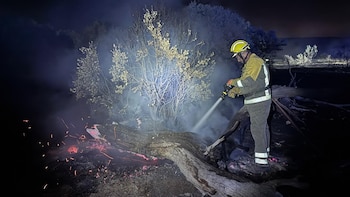 El incendio en Aldea del Fresno presenta una "evolución positiva" durante la noche