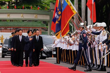 “Trabajemos juntos para defender la soberanía nacional, salvaguardar la dignidad nacional y traer gloria y prosperidad al país", dijo Lai (REUTERS/Ann Wang)