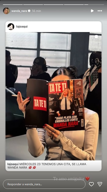 Una persona sostiene una revista abierta que muestra en su portada a Wanda Nara vestida con traje formal y corbata negra