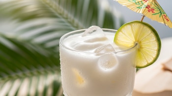 Agua de coco cremosa casera: la bebida refrescante que está conquistando paladares