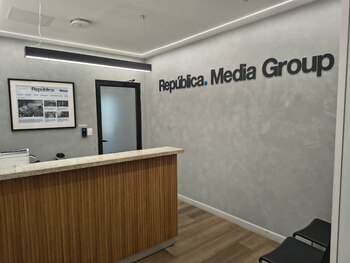 El director de República GT sostuvo que el complot se relaciona con reportajes sobre estructuras criminales y narcotráfico infiltradas en el poder político de Guatemala.