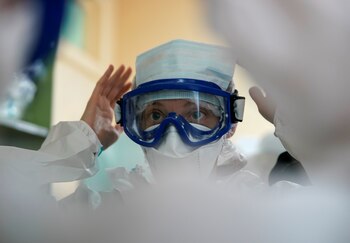 Una médica se pone un