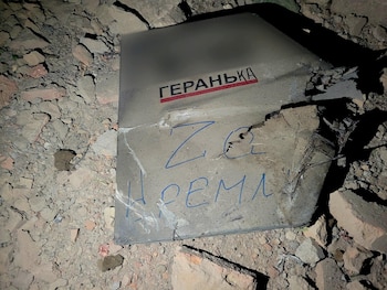 Un fragmento de un dron suicida Geran/Shahed derribado en Odesa, con la inscripción "Para el Kremlin", en mayo de 2023 (Comando Operativo Sur de las Fuerzas Armadas de Ucrania/Handout via REUTERS)