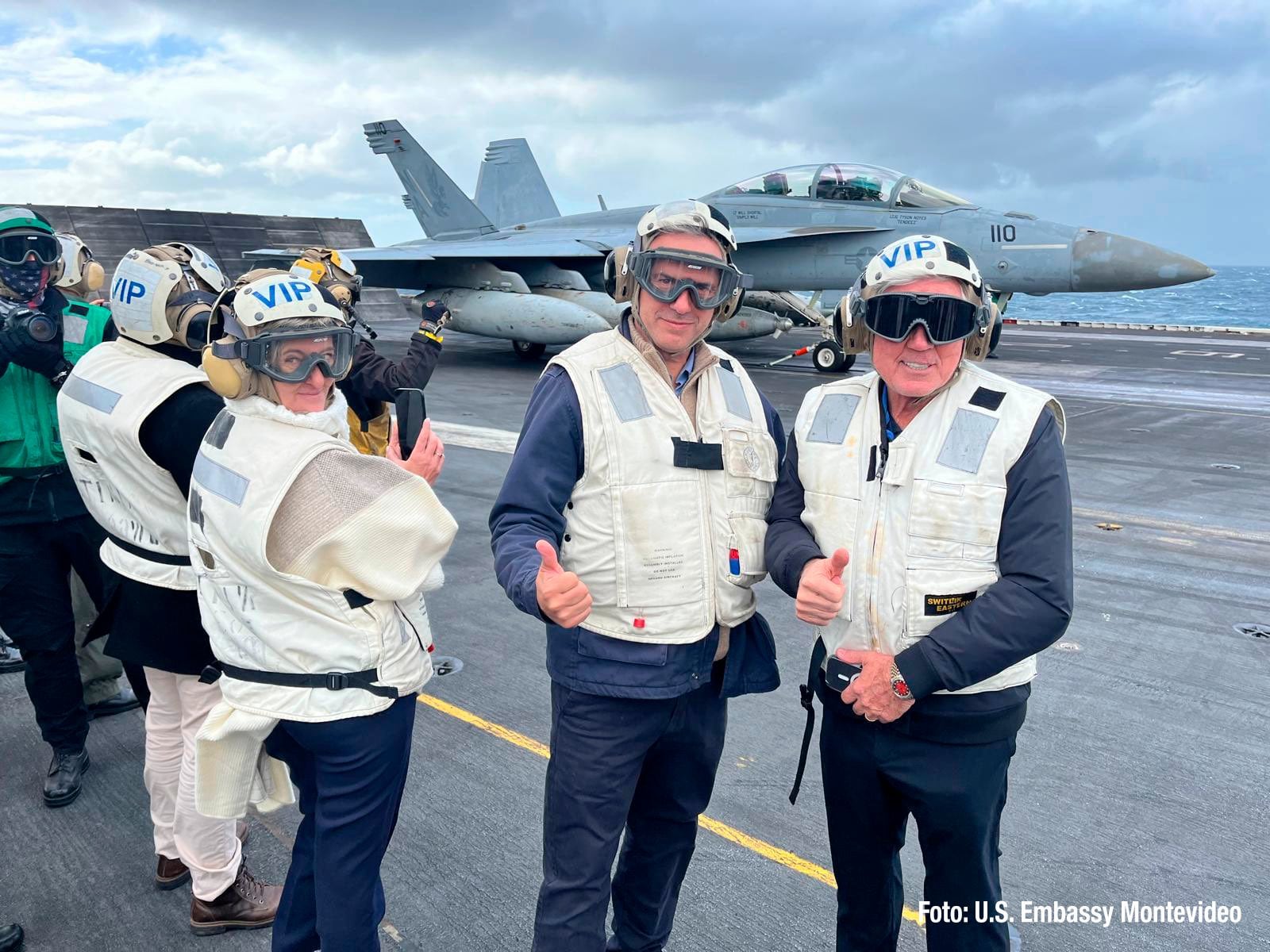 El presidente uruguayo Yamandú Orsiviajó este sábado a visitar el portaaviones USS Nimitz junto al embajador de Estados Unidos en Uruguay, Lou Rinaldi (Embajada de Estados Unidos en Uruguay)