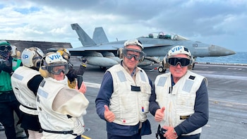 Yamandú Orsi visitó el portaaviones USS Nimitz invitado por el embajador de Estados Unidos