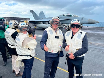 El presidente uruguayo Yamandú Orsiviajó este sábado a visitar el portaaviones USS Nimitz junto al embajador de Estados Unidos en Uruguay, Lou Rinaldi (Embajada de Estados Unidos en Uruguay)