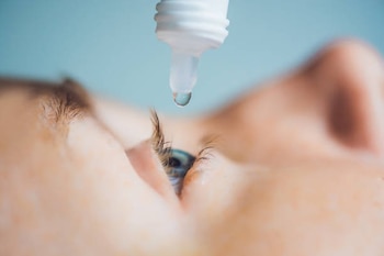 El uso de gafas protectoras contra rayos UV es clave para evitar complicaciones oculares en exteriores - crédito iStock