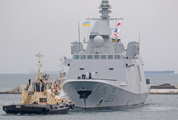 La fragata francesa Auvergne llega