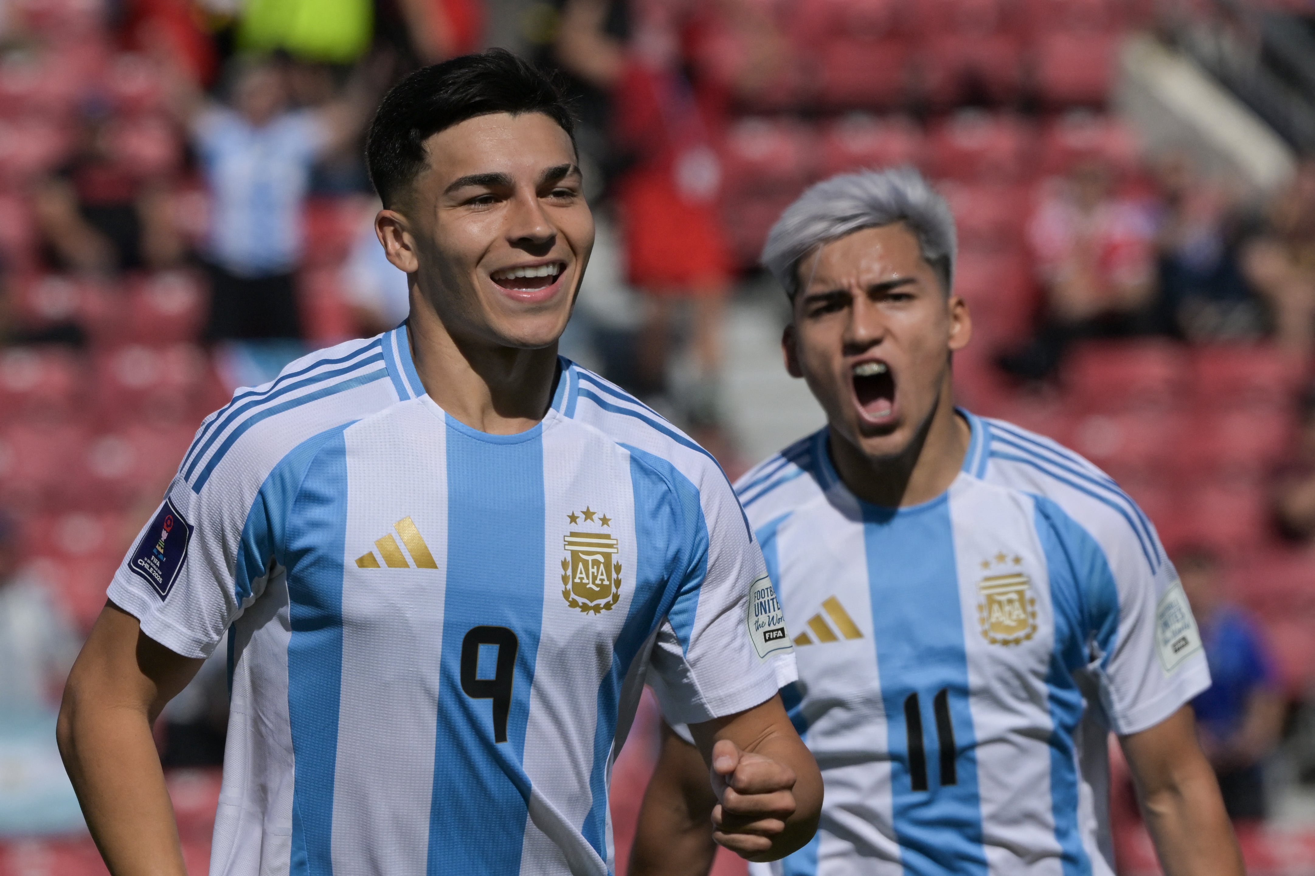 Ian Subiabre (11), una de las figuras del fútbol argentino que fue convocada a los Juegos Sudamericanos Sub 19 a disputarse en Santa Fe (Photo by Rodrigo ARANGUA / AFP)