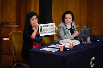 Qelbinur Sidik muestra una imagen