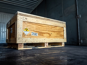 La normativa recuerda que en septiembre de 2025 la ARN adoptó como obligatoria la Norma AR 10.16.1 “Transporte de Material Radiactivo”, Revisión 4, basada en la Norma de Seguridad SSR-6 del Organismo Internacional de Energía Atómica (OIEA) (Foto: Shutterstock)