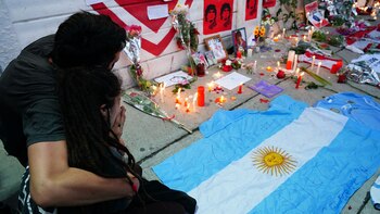 Dos fanáticos lloran junto al