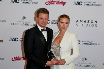 La homenajeada Scarlett Johansson posa